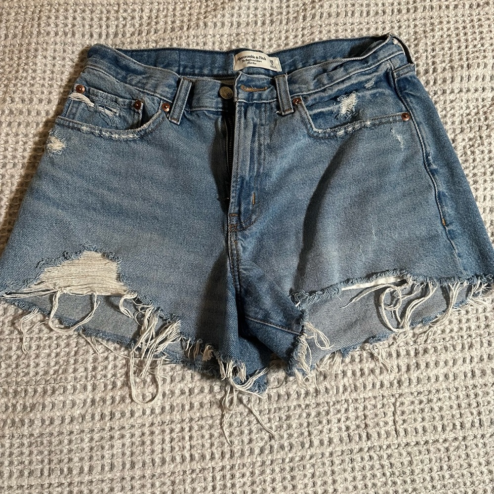 Abercrombie boyfriend short mid rise.